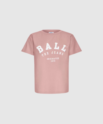 Opdag BALL Bamaldini T‑shirt, en klassisk T‑shirt i regular fit med rund hals, korte ærmer og ikonisk BALL‑logo på fronten. Fremstillet i blød kvalitet, der er perfekt til hverdagsbrug og afslappede outfits. En stilren og sporty basic, som passer ind i enhver garderobe.