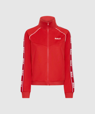 Opdag BANICOLINA Track Jacket – Chinese Red, en moderne track‑jakke fra BALL i regular fit. Fremstillet i en strikket 100% polyesterkvalitet med lange ærmer og et sporty retro‑look. Perfekt til både casual hverdagsbrug og cool streetwear‑outsfits.
