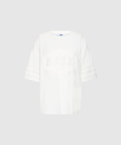 Opdag BALL Banoemi T‑shirt – White, en sporty og oversized T‑shirt i 100% bomuld med dropped shoulders, brede ½‑ærmer, dobbelte striber og ikonisk frontlogo. En moderne klassiker, der giver ethvert outfit et cool og afslappet udtryk. Perfekt til både hverdag, streetstyle og komfortable looks.