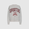 Opdag BALL Basportivo Sweat – Medium Gray Melange, en loose‑fit sweatshirt i blød 100% bomuld. Den strikkede kvalitet og lange ærmer giver høj komfort og et cool, sporty udtryk. En perfekt hverdagssweat, der kan styles med både jeans, leggings og sweatpants.
