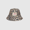 Opdag Leopa Bucket Hat fra Becksöndergaard – en moderne bøllehat i sort med tone‑i‑tone leopardmønster. Et cool, komfortabelt og stilrent accessory til både solrige dage og hverdagslooks. Perfekt til at tilføje et sporty twist til garderoben.