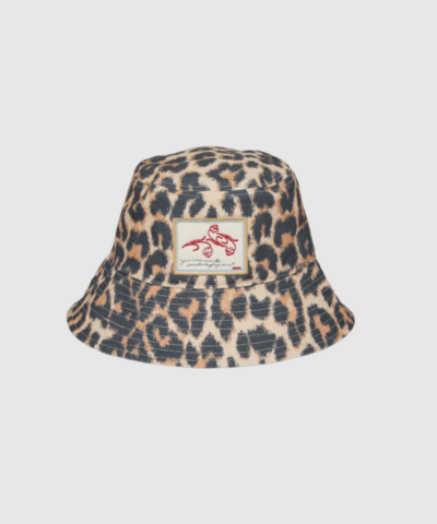 Opdag Leopa Bucket Hat fra Becksöndergaard – en moderne bøllehat i sort med tone‑i‑tone leopardmønster. Et cool, komfortabelt og stilrent accessory til både solrige dage og hverdagslooks. Perfekt til at tilføje et sporty twist til garderoben.