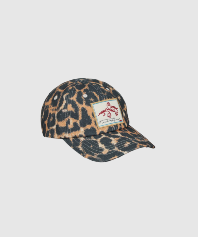 Opdag Leopa Cap fra Becksöndergaard – en moderne sort baseballcap med tone‑i‑tone leopardprint. Den justerbare pasform og det sporty, feminine udtryk gør den til et perfekt accessory til både hverdag, solrige dage og casual looks.
