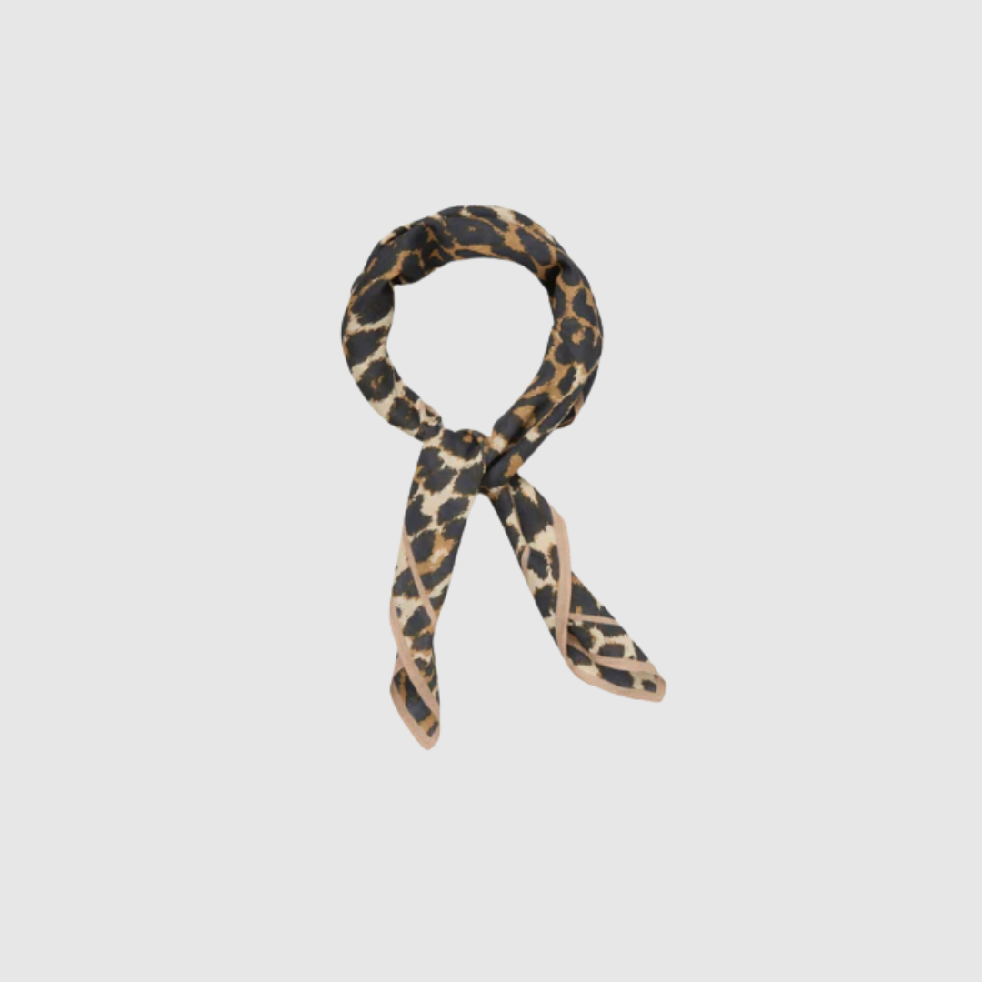 Opdag Leopa Edgia Cotta Scarf – et let og blødt bomuldstørklæde i 55 x 55 cm. Perfekt som accessory til både tasker, hår og hals. En stilren og tidløs detalje, der giver dit outfit et elegant touch.