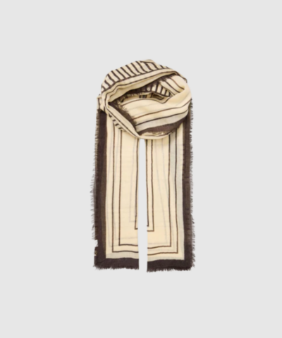 Opdag Anniea Woo Scarf – Chocolate Brown, et luksuriøst tørklæde fra Becksöndergaard i 100% blød uld. Med sin store størrelse på 100 × 200 cm og elegante grafiske mønster er det det perfekte accessory til både hverdagslook og mere sofistikerede outfits. Blødt, varmt og stilfuldt – et must‑have i garderoben.