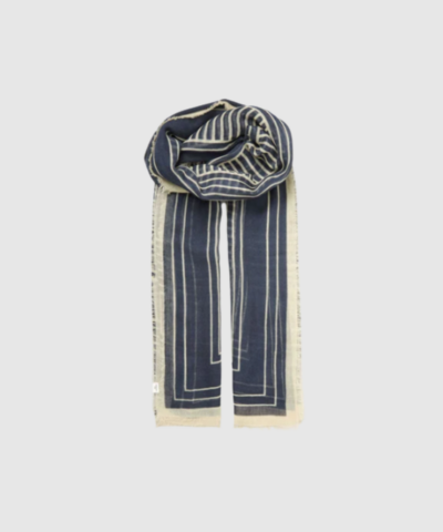 Opdag Anniea Woo Scarf – Navy Blue, et stort og luksuriøst tørklæde fra Becksöndergaard i 100% blød uld. Det grafiske design og den dybe marineblå farve gør tørklædet både moderne og tidløst. Med sin generøse størrelse på 100 × 200 cm er det perfekt til både hverdagsbrug og elegante stylinger, hvor varme og stil går hånd i hånd.