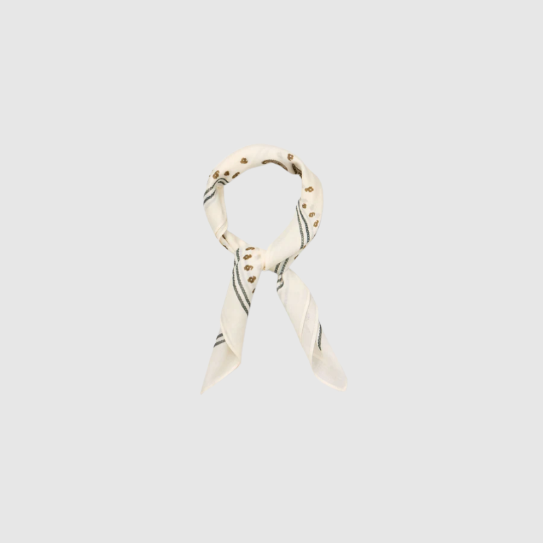 Opdag Bloom Paisley Cotta Scarf – Birch White, et feminint tørklæde fra Becksöndergaard i 100% bomuld. Det fine paisley‑print og den klassiske størrelse på 65 × 65 cm gør det til et alsidigt accessory, som kan bruges om halsen, i håret eller på tasken. Et let og elegant tørklæde, perfekt til hverdag og foråret.