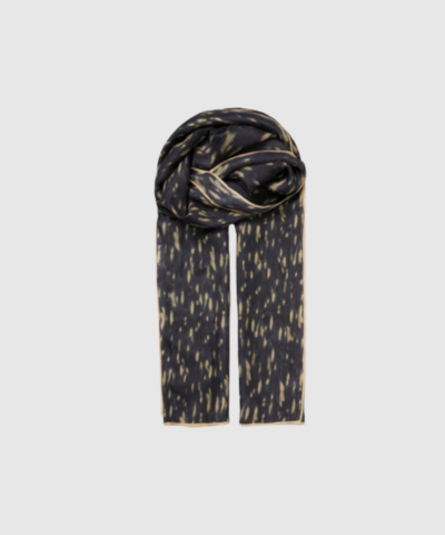 Opdag Deery Taby Sia Scarf – Black, et luksuriøst silkeskærf fra Becksöndergaard i 100% tabby silke. Med sine 55 × 180 cm og det elegante sort/beige mønster er det ideelt til både hverdags- og festlooks. Et tidløst accessory, der tilfører enhver garderobe elegance, farvespil og eksklusiv kvalitet.