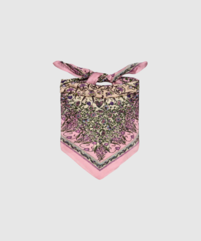 Opdag Gardenparty Taby Sia Scarf – Peony Pink, et luksuriøst silketørklæde fra Becksöndergaard med smukt blomsterprint. Fremstillet i 100% tabby silke og designet i størrelsen 100 × 100 cm, gør det tørklædet perfekt til både hals, hår og taske. Det feminine farvespil og den lette silkekvalitet giver et elegant og tidløst udtryk, der løfter enhver garderobe.