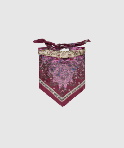 Opdag Gardenparty Taby Sia Scarf – Vivacious Pink, et luksuriøst silketørklæde fra Becksöndergaard i 100% tabby silke med et smukt floralt mønster. Det store 100 × 100 cm format giver utallige stylingmuligheder, og den klare pink nuance tilføjer farve, liv og elegance til enhver garderobe. Et tidløst accessory, perfekt til både hverdag og fest.