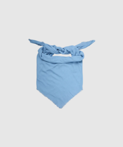 Opdag Mill Scarf – Allure Blue, et smukt og stort tørklæde i 100% blød uld fra Becksöndergaard. Med sine 140 × 140 cm er det perfekt både som klassisk tørklæde og som elegant sjal. Den lette og luksuriøse uldkvalitet giver varme og komfort, mens den klare blå farve tilføjer et sofistikeret touch til enhver garderobe. Et must‑have accessory til både hverdag og fest.