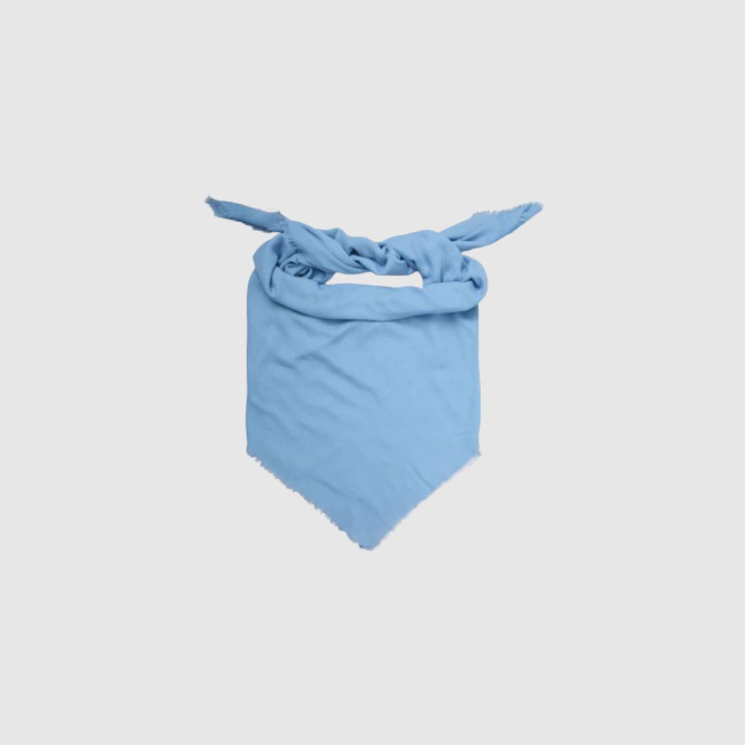 Opdag Mill Scarf – Allure Blue, et smukt og stort tørklæde i 100% blød uld fra Becksöndergaard. Med sine 140 × 140 cm er det perfekt både som klassisk tørklæde og som elegant sjal. Den lette og luksuriøse uldkvalitet giver varme og komfort, mens den klare blå farve tilføjer et sofistikeret touch til enhver garderobe. Et must‑have accessory til både hverdag og fest.
