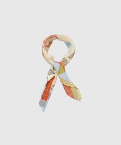 Opdag Quilta Cotta Scarf fra Becksöndergaard – et quiltet tørklæde i farven Khaki Green med elegant struktur og et blødt, let udtryk. Perfekt som et alsidigt accessory til både hverdag, styling og sæsonens lag‑på‑lag looks. Brug det om halsen, i håret eller på tasken for et moderne finish.