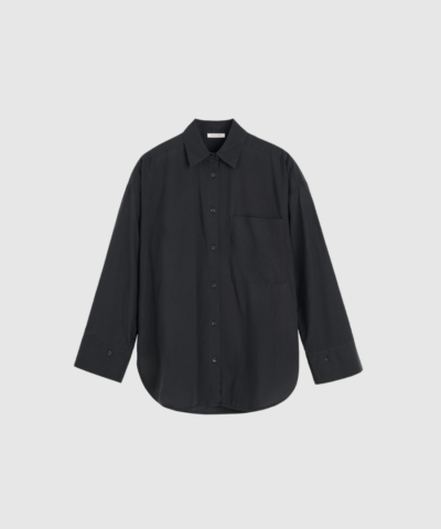 Opdag Derris Voile Skjorte fra By Malene Birger — en let og luksuriøs skjorte i 100% økologisk bomuld. Med oversized pasform, knaplukning, brystlomme, buet kant og justerbare manchetter er den perfekt til både hverdagsbrug og lune sommerdage. Et tidløst og elegant wardrobe essential, der kombinerer komfort, kvalitet og skandinavisk minimalisme.