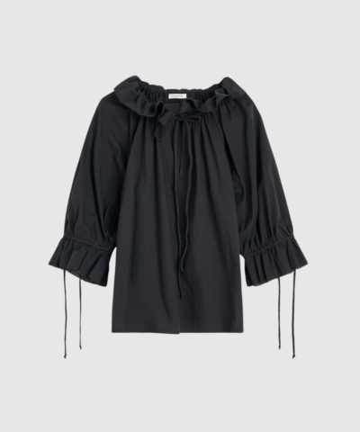 Opdag Dicte Voile Bluse fra By Malene Birger – en luftig og elegant bluse i 100% økologisk bomuld. Med flæsedetaljer, V‑hals med bindebånd og en voluminøs silhuet er Dicte‑blusen et feminint statement, der kan styles til både hverdags- og aftenlooks. Perfekt til varme dage og sofistikeret layering.