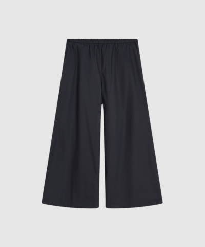 Opdag Luisa Højtaljede Bukser fra By Malene Birger – et par luftige og moderne bukser i 100% økologisk bomuld. Med loose fit, bred cropped ben og elastisk talje får du et komfortabelt og elegant design, der passer perfekt til både hverdagsbrug, kontor og rejser. Et tidløst og alsidigt key piece i garderoben.