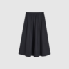 Opdag Pheobes Maxi Skirt fra By Malene Birger – en elegant og alsidig maxinederdel i sort med højtaljet pasform og smukt fald. Perfekt til både hverdag og pænere anledninger. En tidløs style, der altid giver et sofistikeret og feminint udtryk.