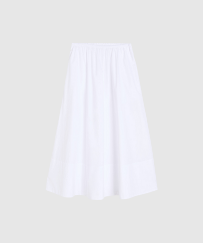 Opdag Pheobes Maxinederdel fra By Malene Birger – en luksuriøs og luftig maxi‑nederdel i 100% økologisk bomuld. Med loose fit, højtaljet elastisk talje og en smuk flowy silhuet er den ideel til både hverdag, rejser og festlige lejligheder. En tidløs style, som kan kombineres med alt fra skjorter til simple toppe.