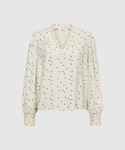 Opdag DiemCC Dot V‑Blouse, en elegant bluse i let viskoseblanding med klassisk prikprint og feminin V‑hals. Den tidløse OffWhite/Black‑kombination gør blusen nem at style til både jeans, bukser og nederdele. Perfekt til hverdagsbrug og særlige anledninger, hvor du ønsker et chic og behageligt look.