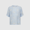 AmeliaCC Emb SS Blouse i Pale Blue er en let og feminin bluse med broderi og korte ærmer. Fremstillet i tencel og polyamid for et glat og behageligt fald. Perfekt til sommerlige outfits.
