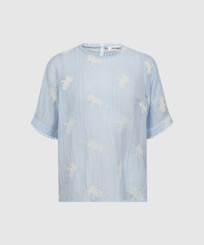 AmeliaCC Emb SS Blouse i Pale Blue er en let og feminin bluse med broderi og korte ærmer. Fremstillet i tencel og polyamid for et glat og behageligt fald. Perfekt til sommerlige outfits.