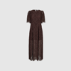 LetiCC Lace Maxi Dress i Dark Brown er en elegant maxikjole med smuk blonde, lang silhuet og feminin struktur. En eksklusiv kjole i en varm brun nuance – perfekt til events, fester og særlige anledninger.