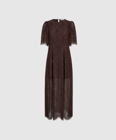 LetiCC Lace Maxi Dress i Dark Brown er en elegant maxikjole med smuk blonde, lang silhuet og feminin struktur. En eksklusiv kjole i en varm brun nuance – perfekt til events, fester og særlige anledninger.