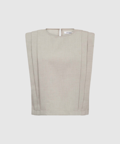 Opdag MavaCC Padded Pleat Top i farven Bone – en eksklusiv og elegant top med let polstring og smuk plissé. Det bløde materiale og den strukturerede front gør den perfekt til både hverdag og kontor. Kombinér den med matchende bukser for et moderne og stilrent look.