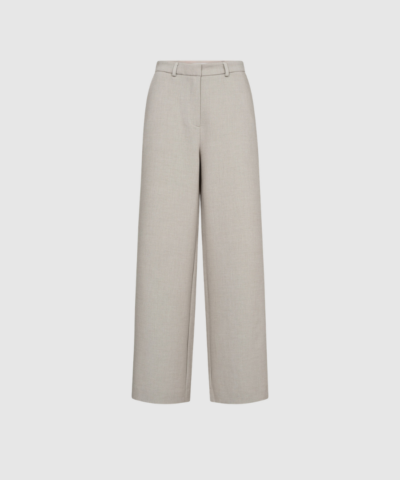 Opdag MavaCC Pant i farven Bone – elegante bukser i en blød blanding af polyester, viskose og elastan. De har et flot fald, en behagelig pasform og et minimalistisk, stilrent design. Perfekte til både hverdag, arbejde og pænere styling.