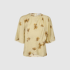 MylaCC Flower Drape SS Blouse i Pale Yellow er en let og feminin bluse med draperet silhuet. Korte ærmer og smukt fald i en blød viskose/polyamid‑blanding. Perfekt til forårs‑ og sommerstyles.