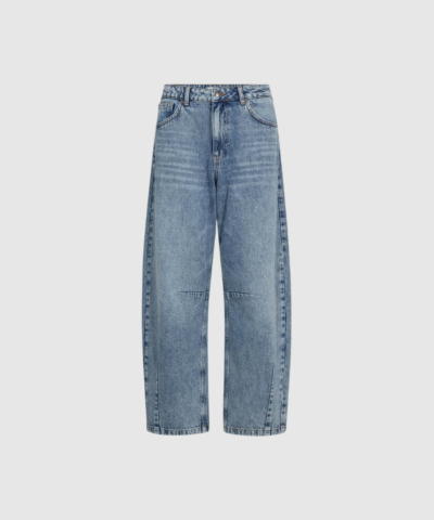 RuthieCC Barrel Jeans i Denim Blue 552 er en moderne jeans med afrundet barrel fit og autentisk denimlook. Lavet i 70% økologisk bomuld og 30% bomuld. Cool, komfortabel og perfekt til både hverdags‑ og fashion‑styling.