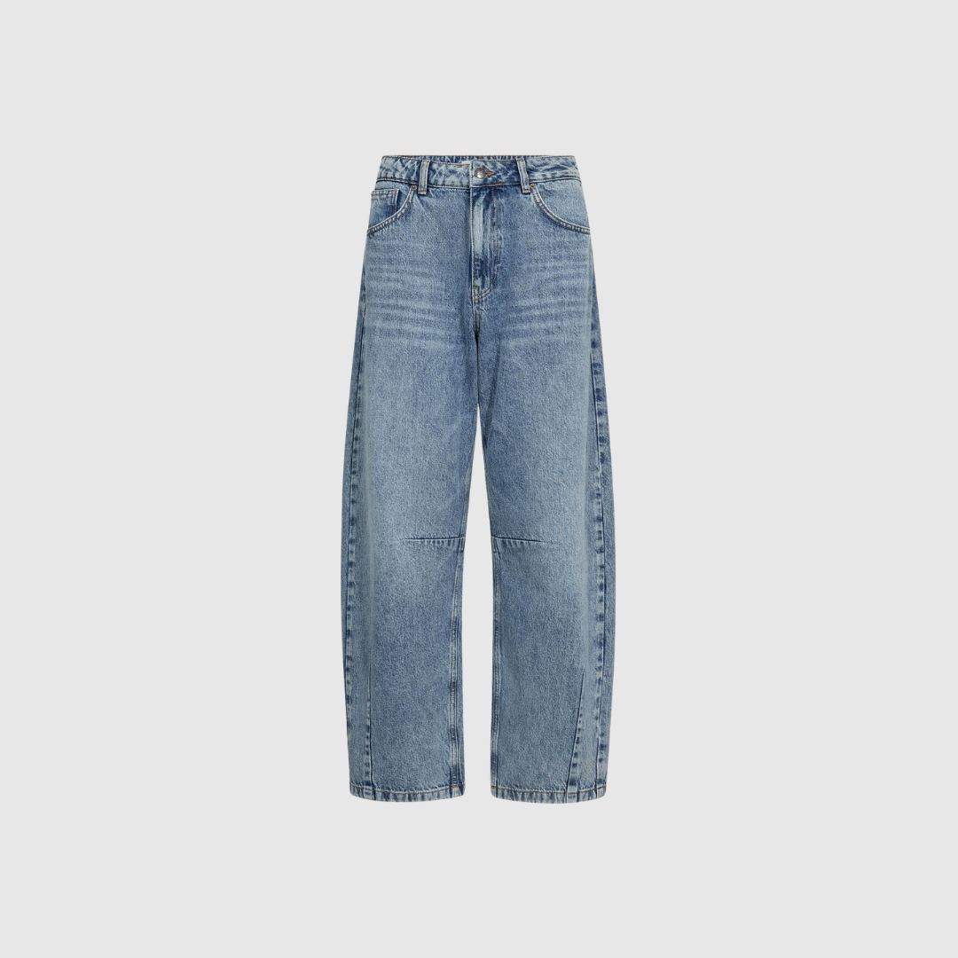 RuthieCC Barrel Jeans i Denim Blue 552 er en moderne jeans med afrundet barrel fit og autentisk denimlook. Lavet i 70% økologisk bomuld og 30% bomuld. Cool, komfortabel og perfekt til både hverdags‑ og fashion‑styling.