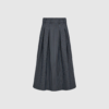 Opdag SalvieCC Anya Pleat Skirt i farven Denim Blue – en elegant plisseret nederdel i let, fleksibel kvalitet. Med smukt fald, elastisk talje og tidsløst design er den perfekt både til hverdag, kontor og fest. En feminin favorit, der kan styles i alle sæsoner.