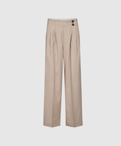 Opdag SalvieCC Pleat Pant i farven Bone – et par elegante plissébukser i en let og fleksibel kvalitet. Bukserne har elastisk talje, lige ben og et smukt fald, der gør dem perfekte til både hverdag og kontor. En tidløs basic‑style med et eksklusivt udtryk.