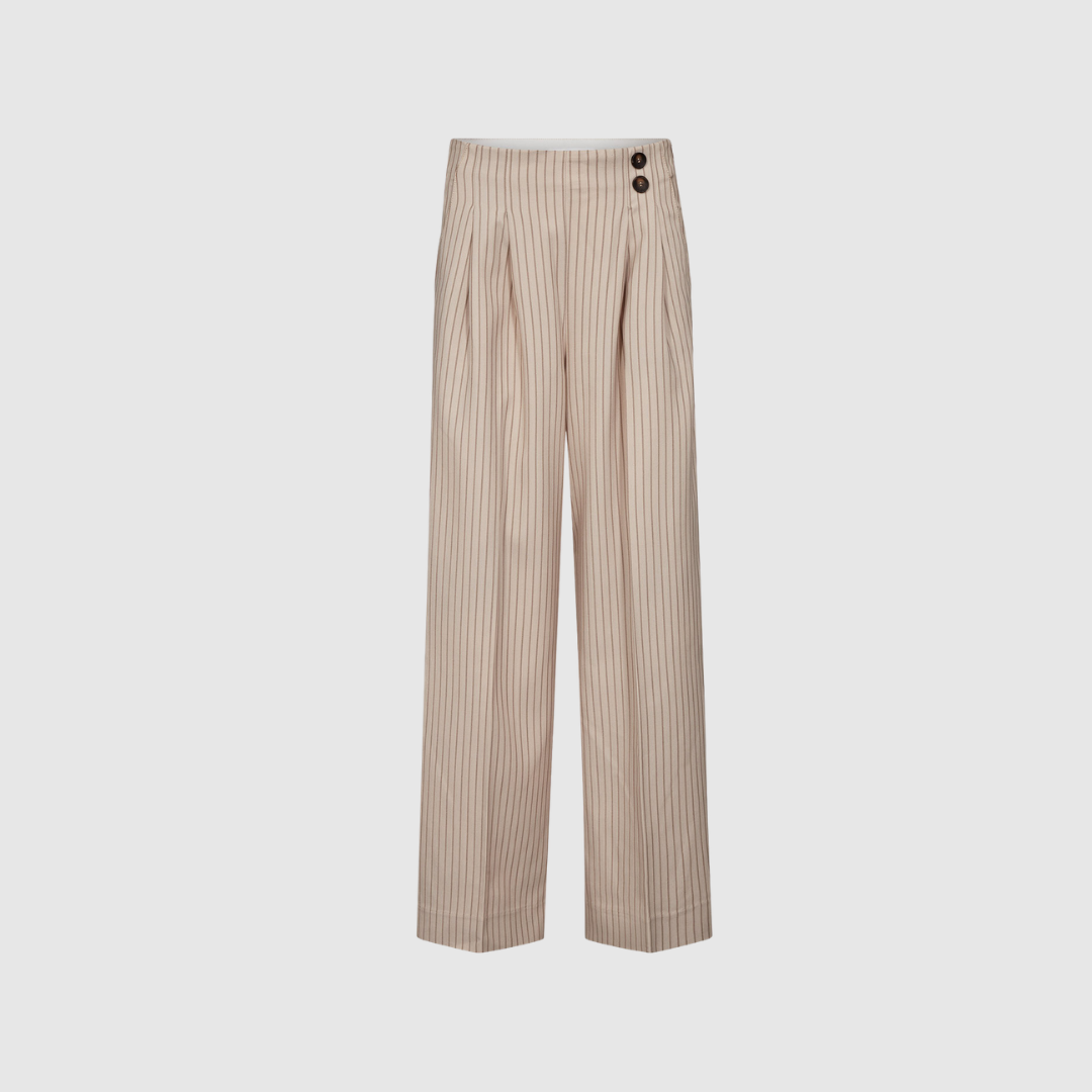 Opdag SalvieCC Pleat Pant i farven Bone – et par elegante plissébukser i en let og fleksibel kvalitet. Bukserne har elastisk talje, lige ben og et smukt fald, der gør dem perfekte til både hverdag og kontor. En tidløs basic‑style med et eksklusivt udtryk.