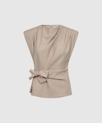 Opdag SalvieCC Pleat Top i farven Bone – en elegant og tidløs top i en let, fleksibel plissékvalitet. Perfekt til både hverdag og arbejde og smuk som del af et sæt med matchende plissébukser. En klassisk, feminin og moderne basic‑style.