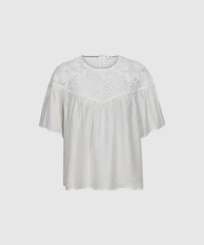 Opdag TassyCC Flower SS Blouse i farven White – en smuk og feminin bluse i en let blanding af viskose, lyocell og bomuld. Den elegante blomsterstruktur og de korte ærmer gør den perfekt til både hverdag, kontor og sæsonens festlige anledninger. En tidløs basic med et eksklusivt twist.