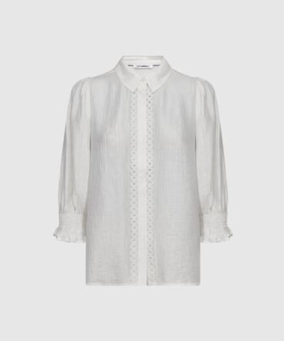 Opdag TassyCC Lace SS Shirt – en smuk og feminin kortærmet skjorte i hvid, lavet i en let blanding af viskose, lyocell og bomuld. Den elegante blondestruktur og det klassiske skjortedesign giver et tidløst look, som passer perfekt til både hverdagsbrug og pænere anledninger.