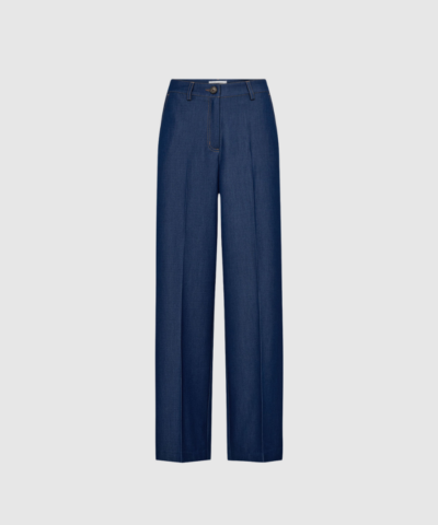 Opdag TerryCC Pant i farven Navy – komfortable og stilrene bukser i en blød blanding med stretch. Med elastisk talje, regular pasform og et rent, moderne look er de perfekte til både hverdag, arbejde og loungesæt. Kombinér dem med TerryCC Vest for et gennemført outfit.