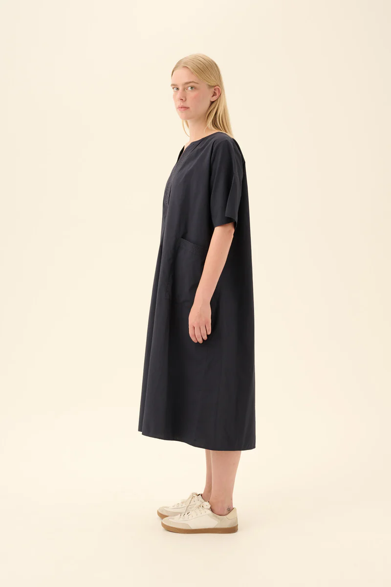 Rue de Tokyo – Desi GMTD Poplin Dress - Dark Navy - Billede 3