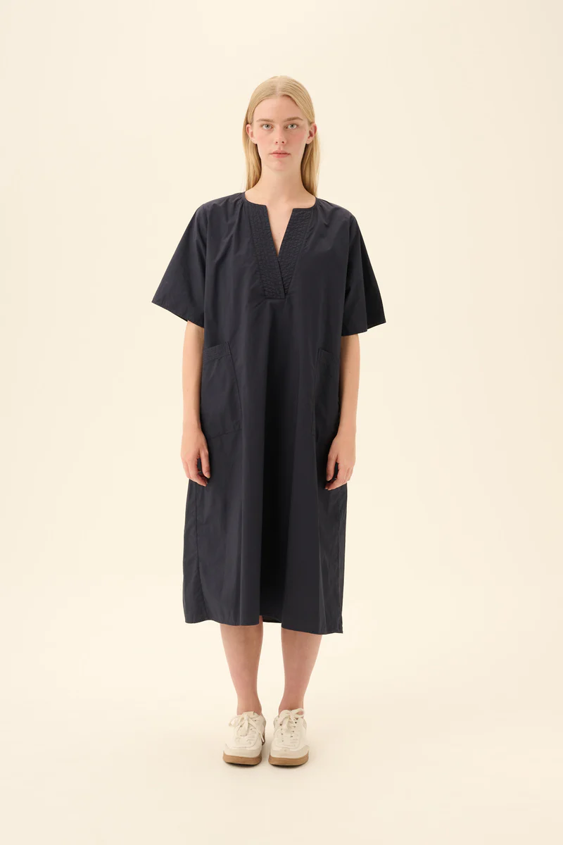 Rue de Tokyo – Desi GMTD Poplin Dress - Dark Navy - Billede 2