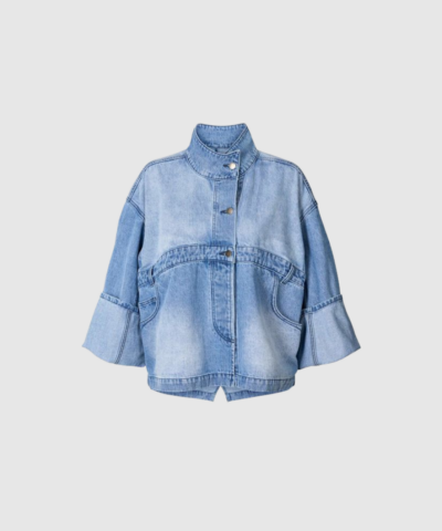 Rabens Saloner - Denim Jacket Donela er en lys, forvasket denimjakke i 100% bomuld med oversized og kort pasform. Den har opsmøgede ærmer, store lommer og unikke detaljer som bæltestropper og syningsmarkeringer. En moderne og komfortabel denimjakke, perfekt til både hverdagsbrug og et fuldt denimlook.