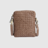 Opdag Sofya Mobile Bag i farven Dark Taupe – en håndflettet luksustaske i 100% kalveskind. Den perfekte kombination af eksklusivt håndværk, moderne design og praktisk funktion. Med justerbar crossbody‑rem og indvendig lomme er den ideel til både hverdagsbrug og festlige anledninger.