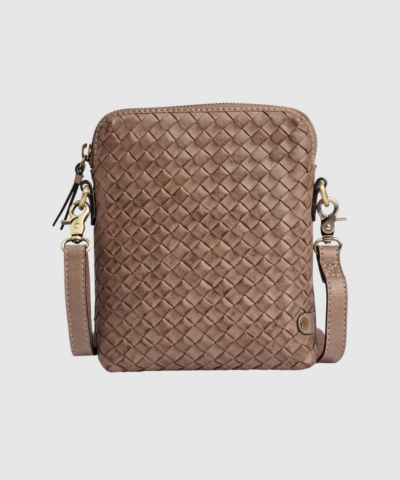 Opdag Sofya Mobile Bag i farven Dark Taupe – en håndflettet luksustaske i 100% kalveskind. Den perfekte kombination af eksklusivt håndværk, moderne design og praktisk funktion. Med justerbar crossbody‑rem og indvendig lomme er den ideel til både hverdagsbrug og festlige anledninger.