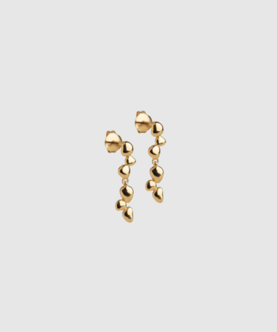 Opdag Nara Drop Earrings fra ENAMEL Copenhagen – elegante drop‑øreringe i 18K forgyldt sterling sølv med organiske, bløde former og et eksklusivt, blankpoleret udtryk. Perfekte både til hverdagsbrug og sæsonens finere anledninger. Et tidløst, feminint smykke med moderne kant.