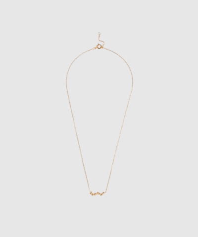 Opdag Nara Necklace fra ENAMEL Copenhagen – en elegant halskæde i 18K forgyldt sterling sølv med fine organiske former og små farvede detaljer. Et feminint, moderne og legende smykke, der løfter både hverdags- og festlooks. Perfekt alene eller sammen med andre ENAMEL‑favoritter.