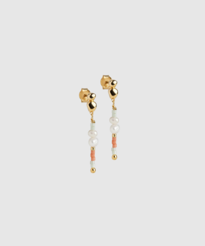 Opdag Nara Whimsically Earrings fra ENAMEL Copenhagen – feminine og legende øreringe i 18K forgyldt sterling sølv med farvede Miyuki‑perler og ægte ferskvandsperler. Farven Coralia forener mint, koral og hvid i en smuk, harmonisk kombination. Et poetisk og farverigt smykke, der løfter både hverdags- og festlooks.