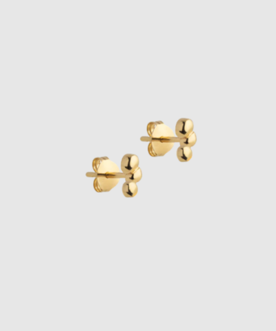 Opdag Nara Studs fra ENAMEL Copenhagen – små, elegante ørestikker i 18K forgyldt sterling sølv. De organiske former giver et moderne, feminint og eksklusivt udtryk, perfekt både alene og kombineret med andre øreringe. Et tidløst og alsidigt smykke til enhver lejlighed.