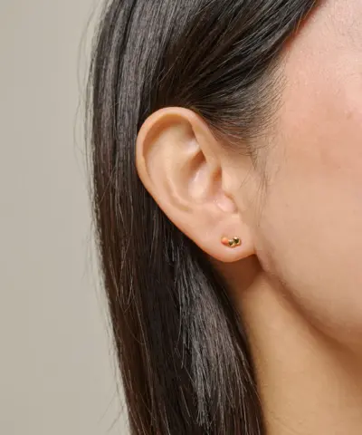 Alternative view of ENAMEL Copenhagen – Studs Nara – Forgyldt Coral