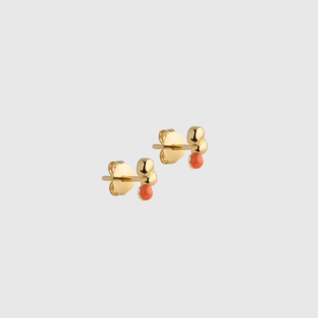 Opdag Nara Studs fra ENAMEL Copenhagen – små, elegante ørestikker i 18K forgyldt sterling sølv. De organiske former giver et moderne, feminint og eksklusivt udtryk, perfekt både alene og kombineret med andre øreringe. Et tidløst og alsidigt smykke til enhver lejlighed.